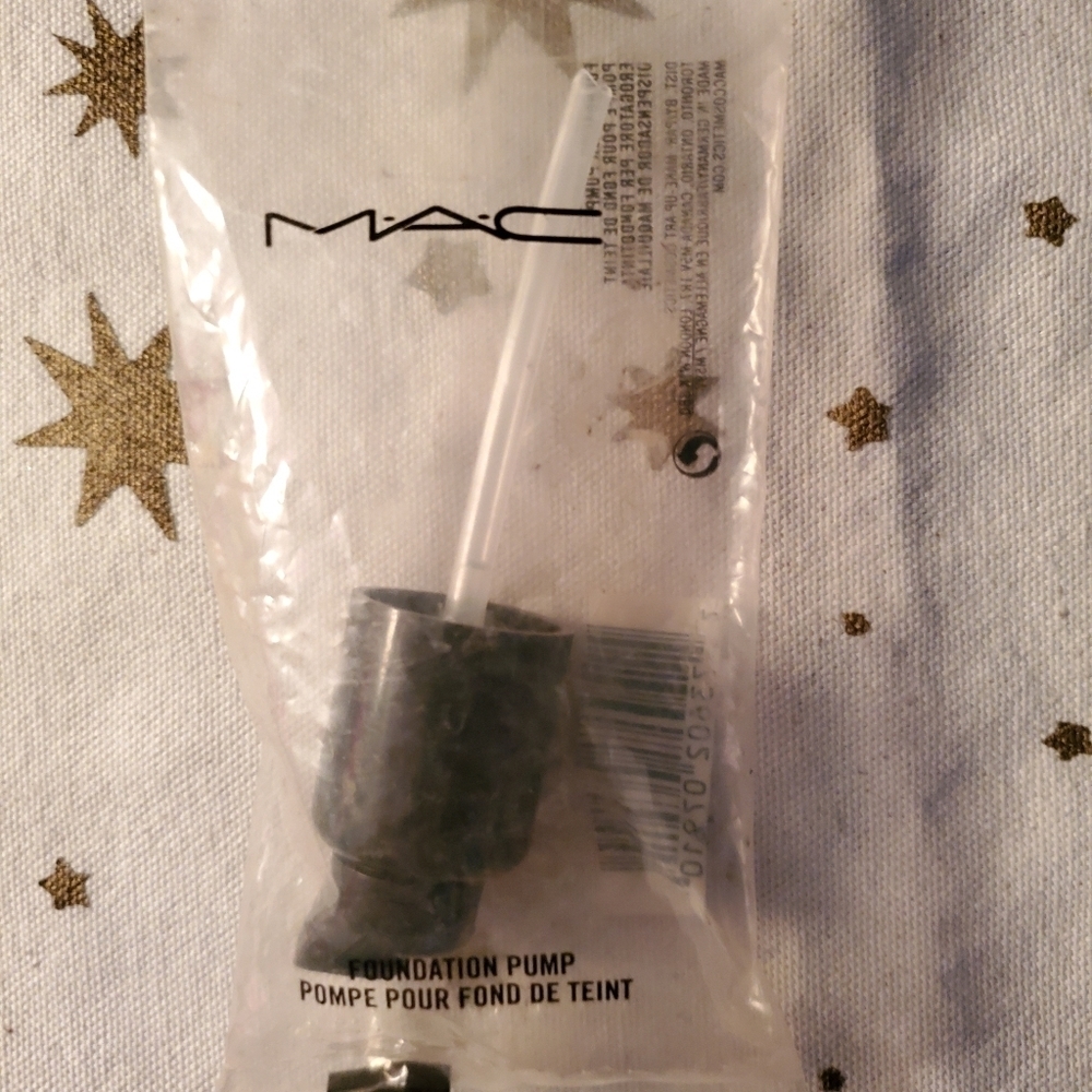 New MAC Cosmetics Pump for Foundation Jar.